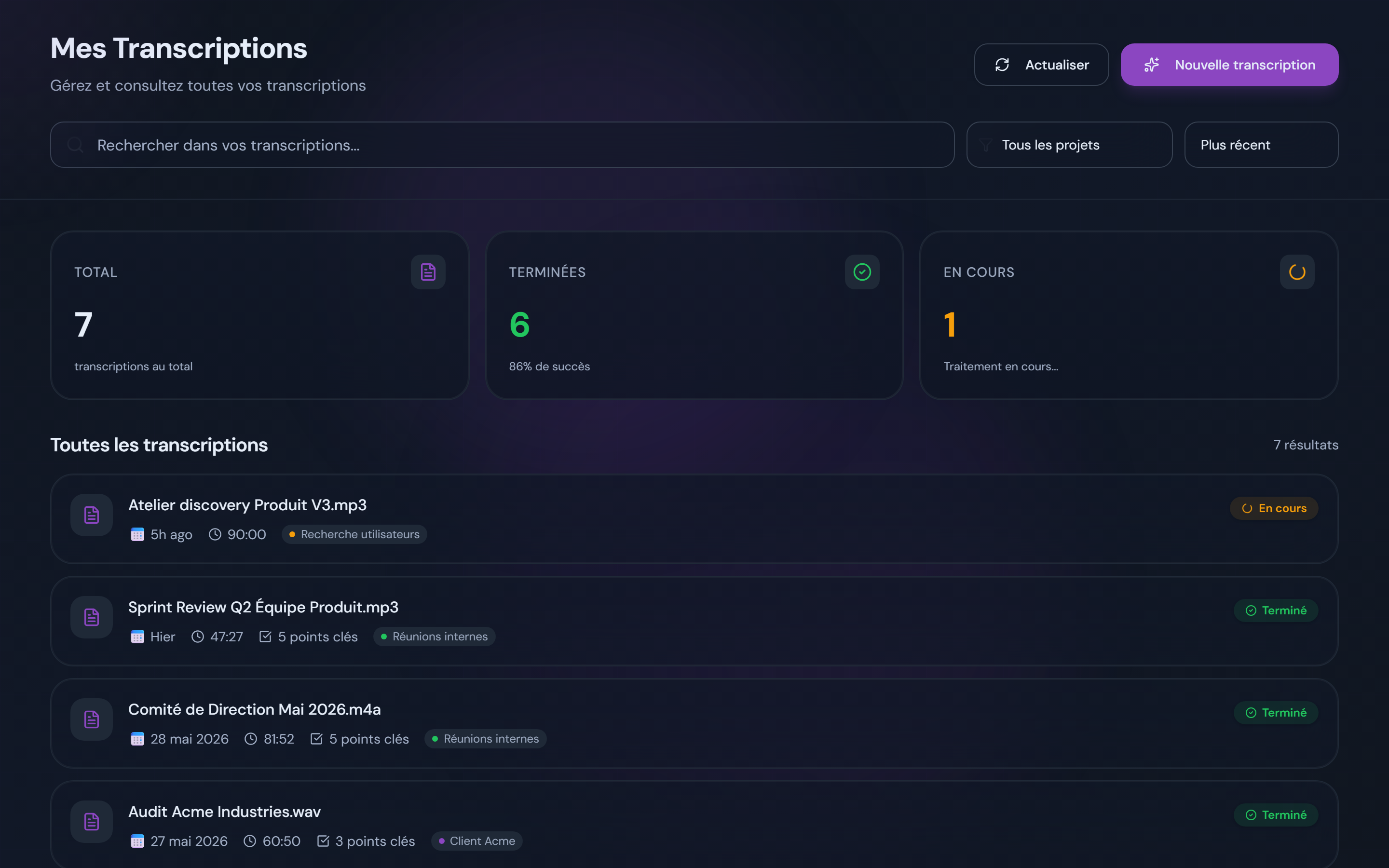 Liste de transcriptions IA dans le dashboard AudiosTranscribe avec recherche, filtres par projet et statuts en temps réel